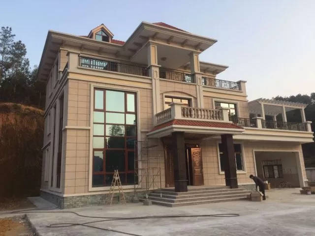 真石漆分格、底漆、罩面漆施工及噴涂厚度